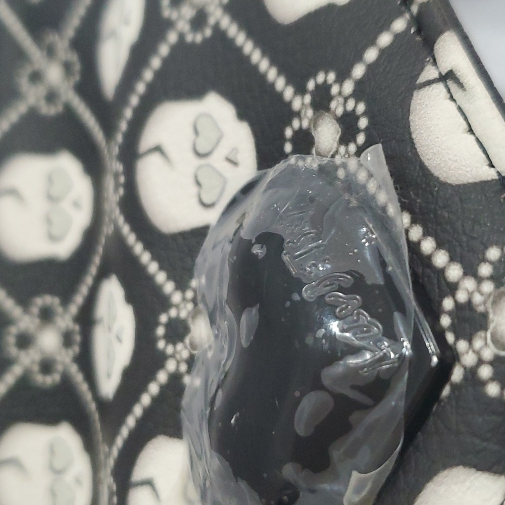 Betsey Johnson black white skull print heart shaped‎ closure lock trifold wallet - Picture 3 of 12